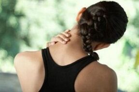 Meitene uztraucas par dzemdes kakla osteohondrozes simptomiem