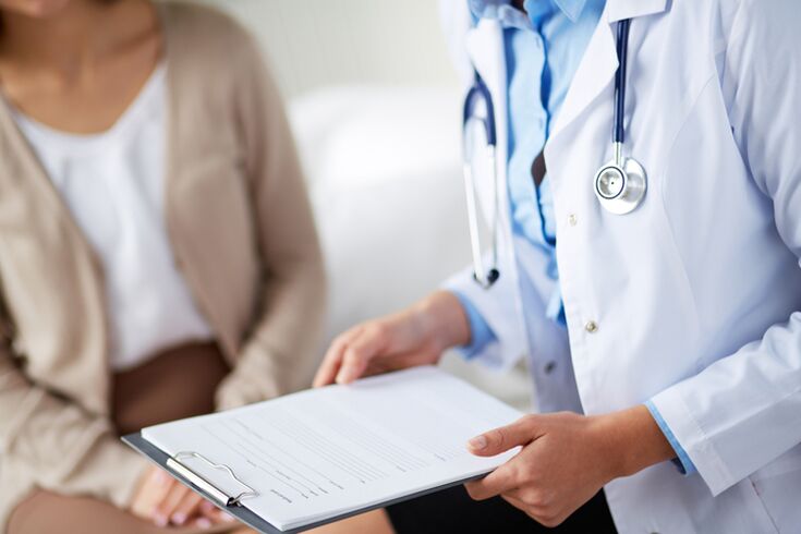 Pacients ar dzemdes kakla osteohondrozes simptomiem konsultējās ar ārstu